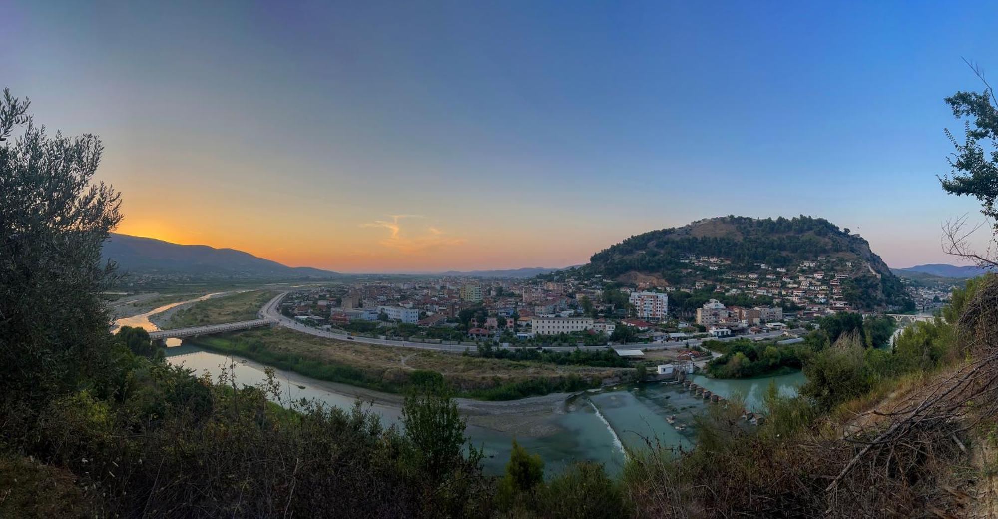 Gasthaus Bujtina Musta Berat Exterior foto